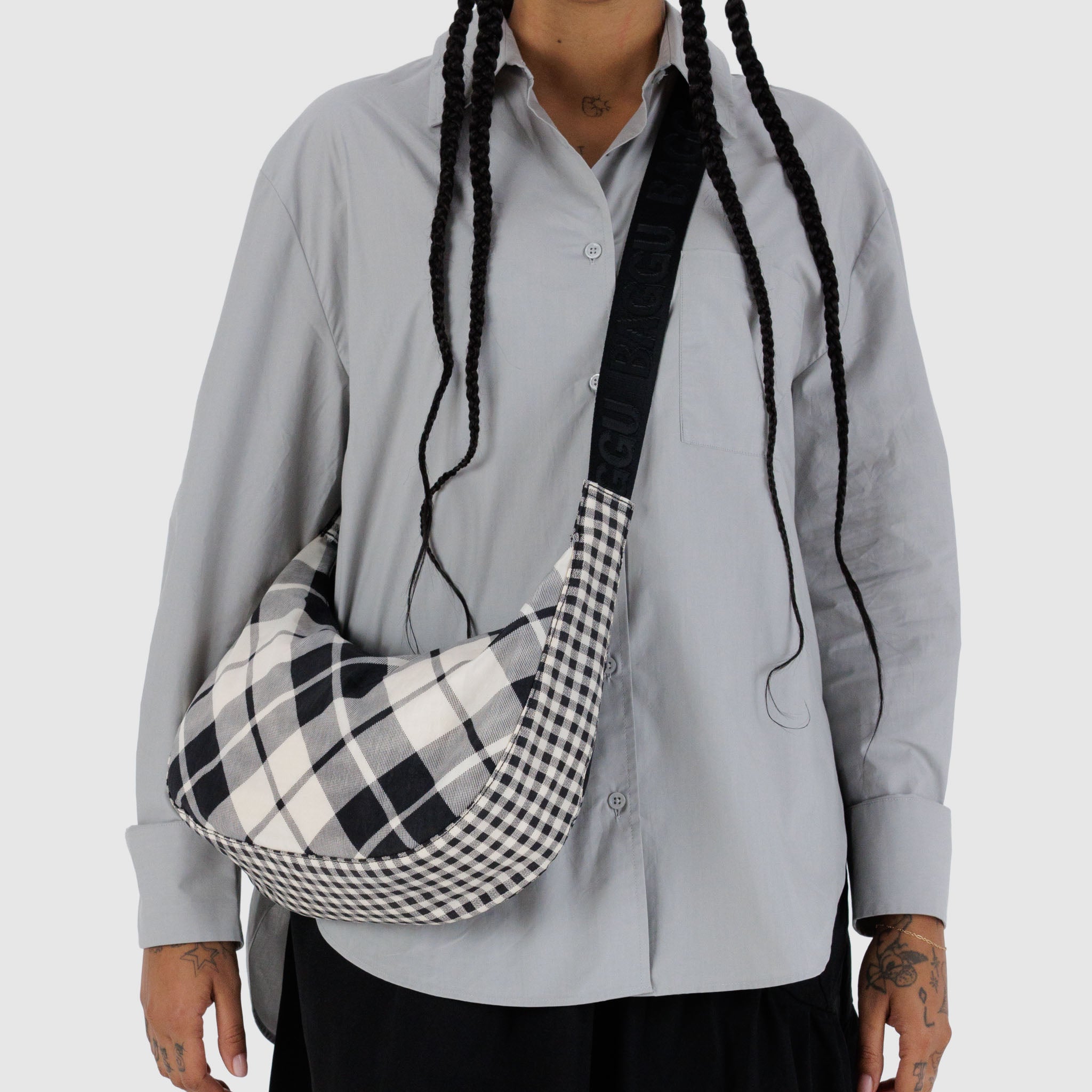BAGGU Medium Crescent Bag (Mixed Plaid)