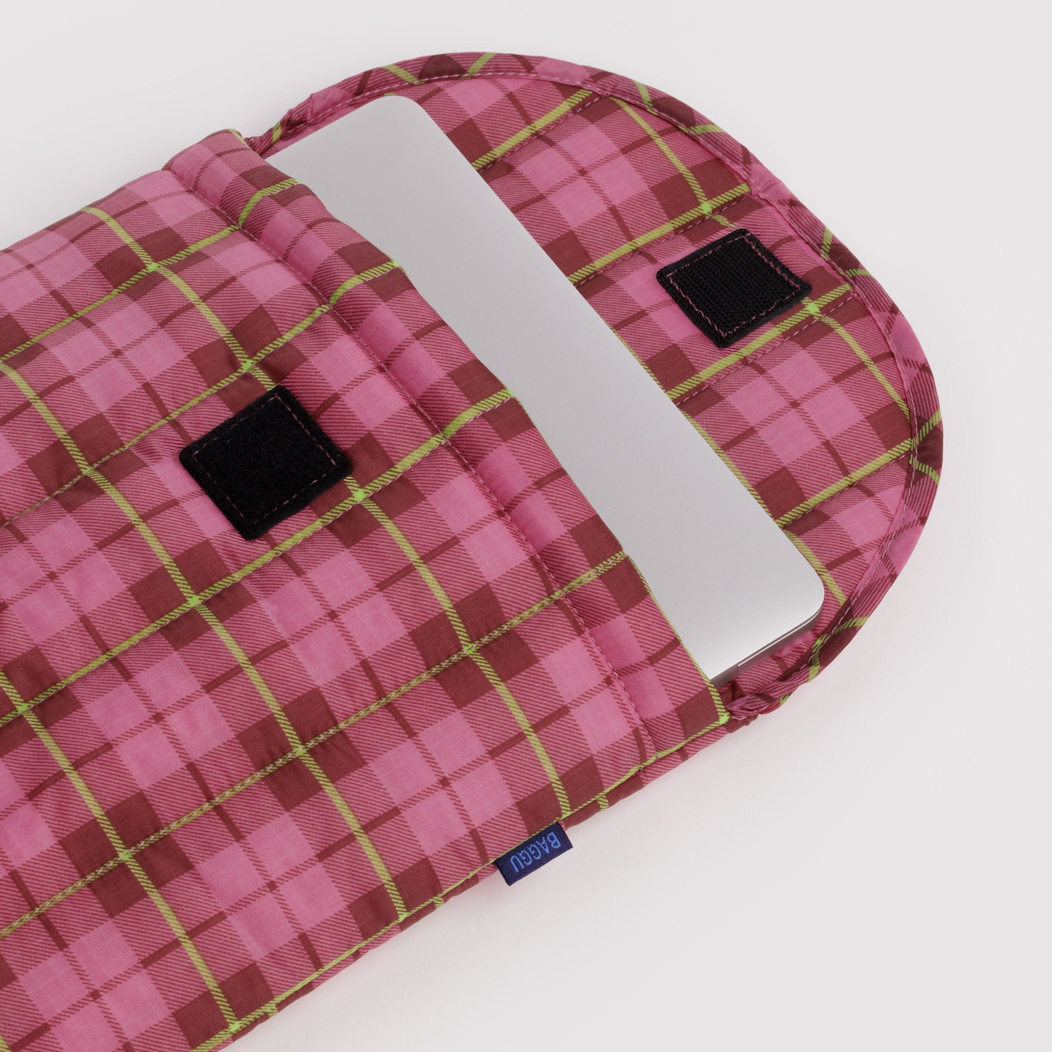 BAGGU Puffy Laptop Sleeve 13/14" (Azalea Pink Tartan)