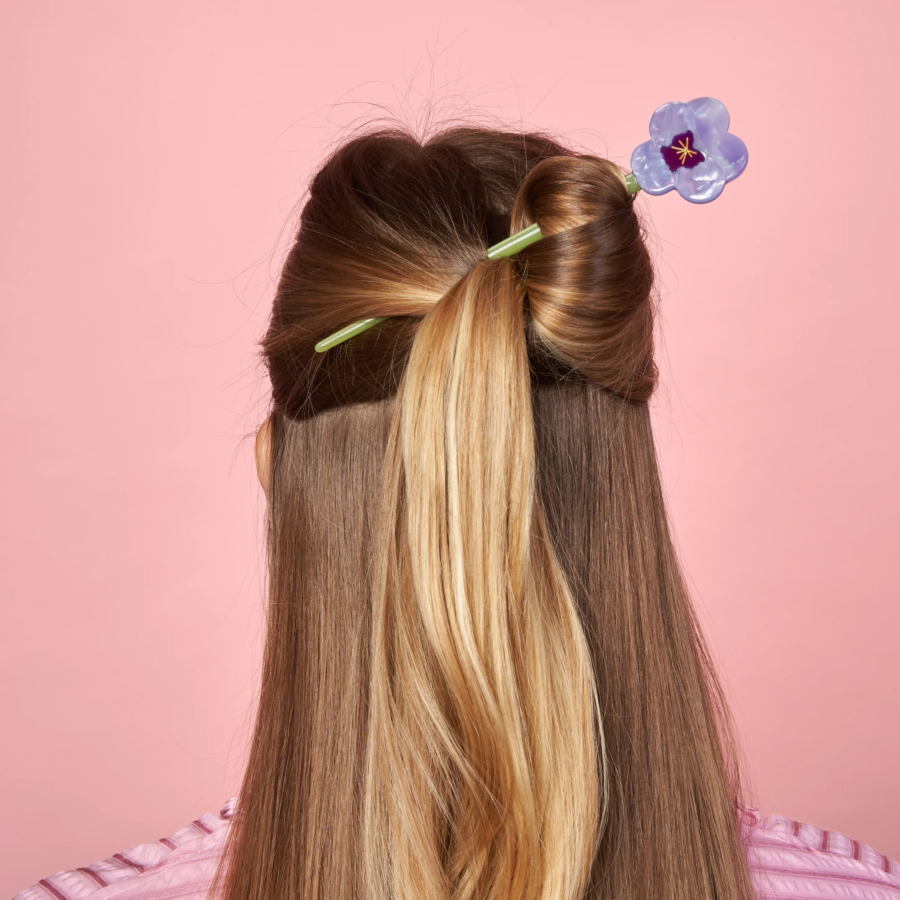 coucou-suzette-accessoire-accessory-cadeau-gift-tendance-trendy-fashion-garden-party-cheveux-hair-stick-pic-flower-fleur-pensee-pansy-violet-purple-porte.webp