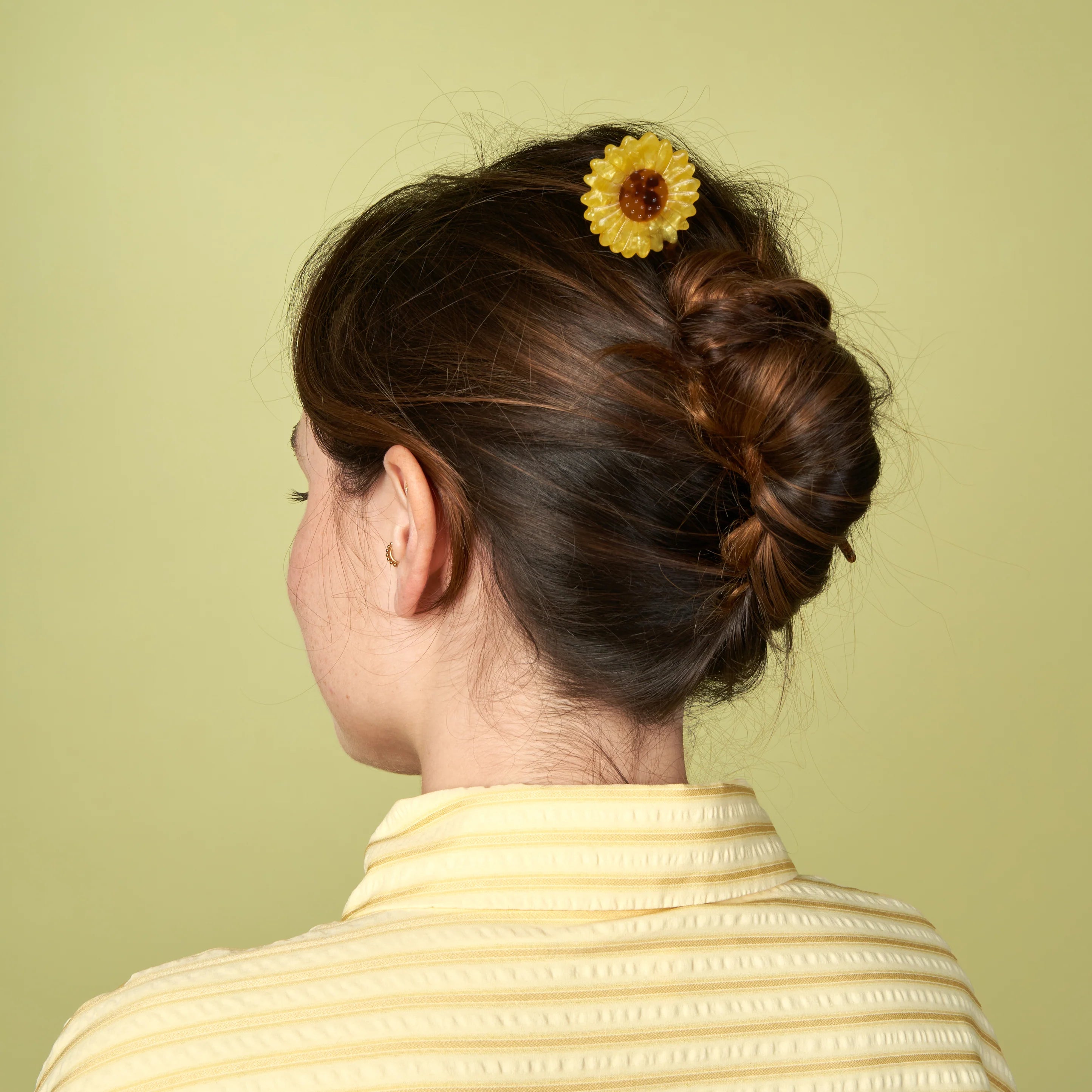 coucou-suzette-accessoire-accessory-cadeau-gift-tendance-trendy-fashion-garden-party-cheveux-hair-stick-pic-flower-fleur-tournesol-sunflower-jaune-yellow-porte.webp