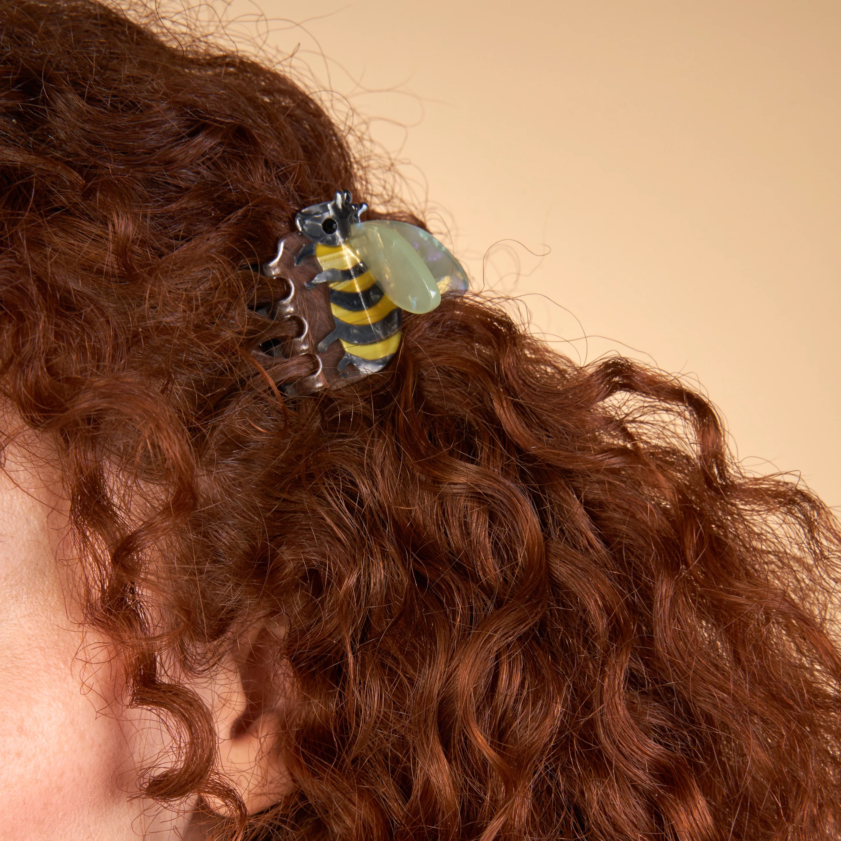 coucou-suzette-accessoire-accessory-cadeau-gift-tendance-trendy-fashion-garden-party-mini-pince-cheveux-hair-claw-insecte-abeille-bee-porte.webp